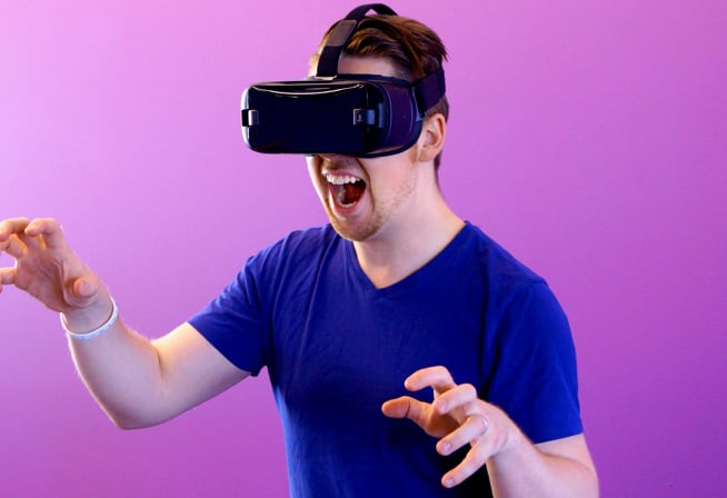 A man wearing a VR headset and acting like if he was scaring someone